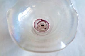 Glashutte Poschinger - Design Vaas - Handgemaakt - Waaiervormige rand - Iriserend glas met purple spots kopen? Bied vanaf 1!