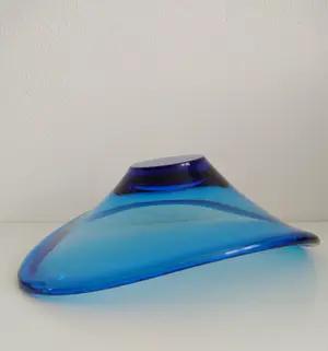 Per Lutken - (1916-1998), asymmetrische glazen schaal, prachtige blauwe kleur kopen? Bied vanaf 59!