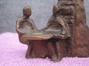 Brons (Onbekend) - Zittend naast de poort. kopen? Bied vanaf 35!