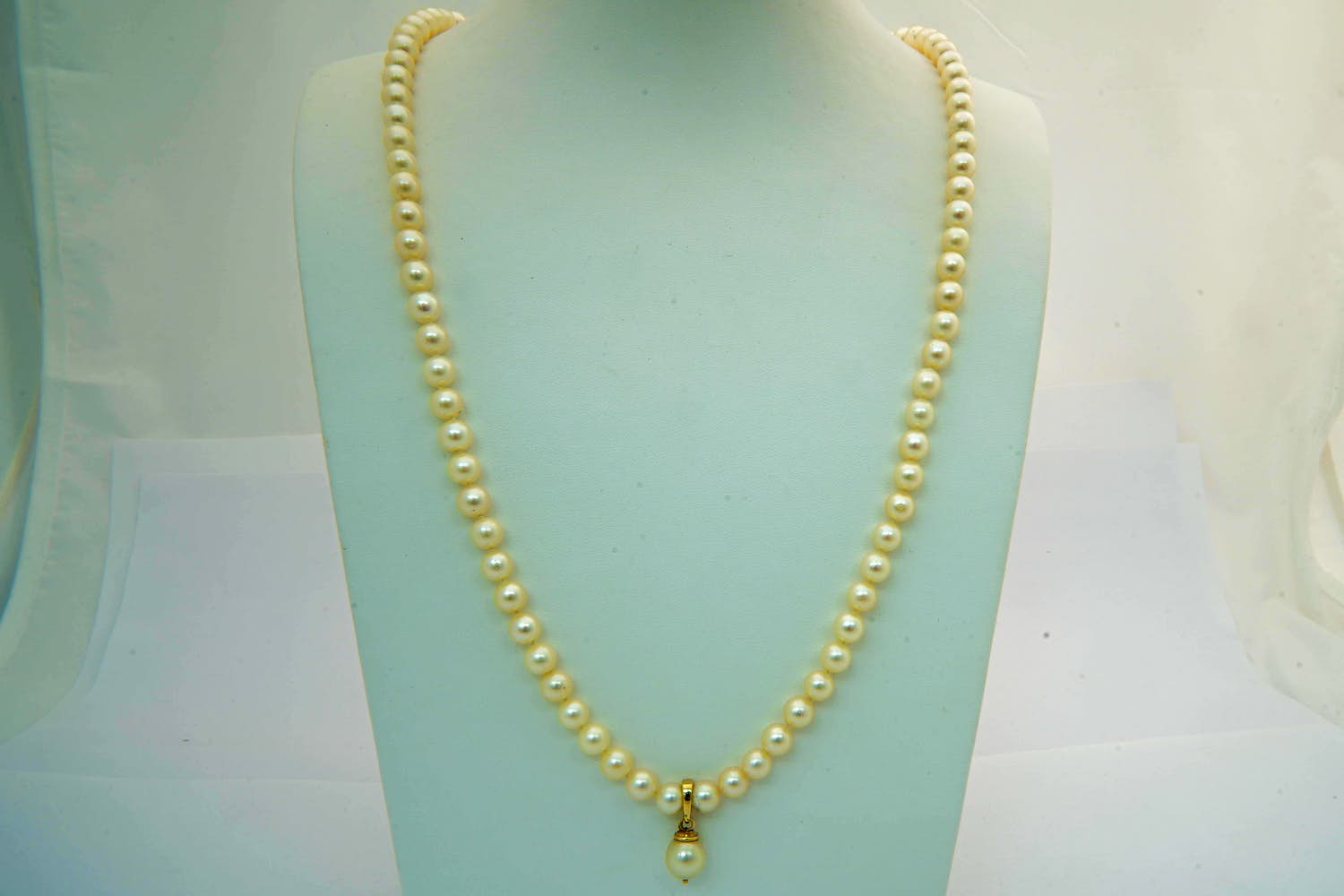 6 - Klassiek cultive parel ketting met parel hanger. 14krt geelgouden  sluiting kopen? Bied vanaf 280!