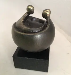 AcheterCorry Ammerlaan - Sculptuur “ TAKE CARE “? Enchérissez de 1!