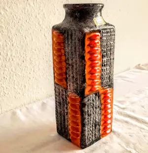 Carstens Tonnieshof - Keramik Vase Relief-Rippendekor Orange/braun 60er/70er Jahre kopen? Bied vanaf 70!