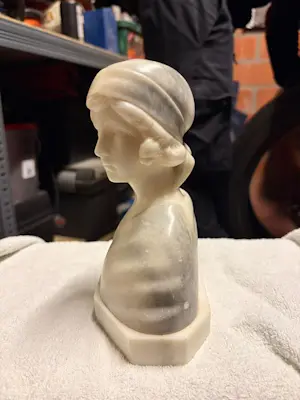 Gustave Van Vaerenbergh - Jonge dame met muts (marmer) - 1915 kopen? Bied vanaf 150!