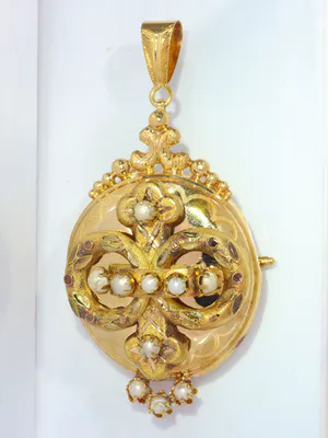 Vintage antique Victorian gold pendant with half seed pearls kopen? Bied vanaf 523!