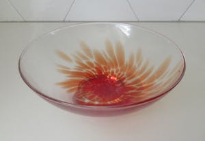 Niet of onleesbaar gesigneerd - Kunstglazen schaal op voet met rode en oranje glaspoeders kopen? Bied vanaf 10!