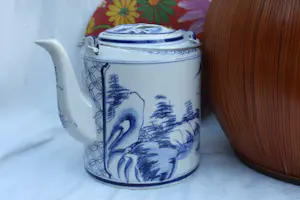 Niet of onleesbaar gesigneerd - Fraaie Draagbare Porseleinen theepot warmhoud reisset (20e eeuw kopen? Bied vanaf 1!