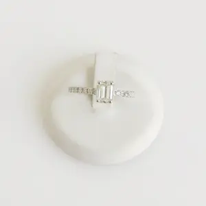 AcheterDiamanten solitaire ring? Enchérissez de 2650!