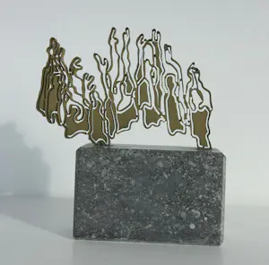 Linda Verkaaik - Drie beeldjes van messing op hardstenen sokkel, The Wave kopen? Bied vanaf 150!