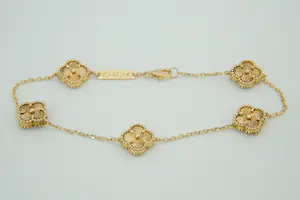 58 - Sierlijk en fijn 20krt geel gouden armband met 5 massieve klavertjes vier kopen? Bied vanaf 480!