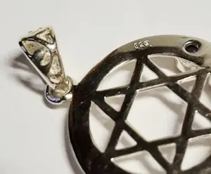 Nieuwe zilveren hanger met edelstenen in de vorm van een hexagram in een cirkel kopen? Bied vanaf 70!