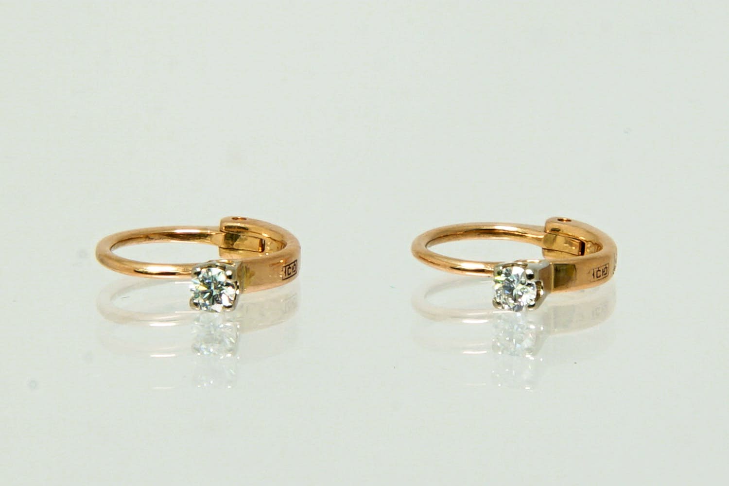 79 - 1 paar charmante 14krt rosé-gouden oorclips met 0.15ct diamant kopen? Bied vanaf 80!