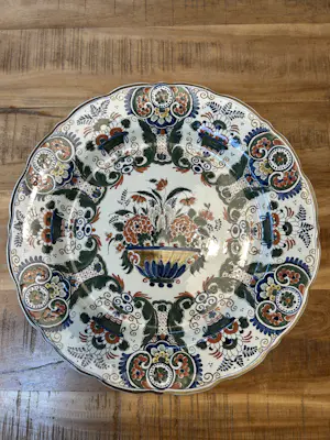 Porceleyne Fles - handgeschilderd polychroom bord van De Porceleyne Fles (Royal Delft) kaufen? Bieten Sie von 50!