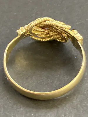 18 karaats geelgouden ring met wit imitatie steentje kopen? Bied vanaf 275!
