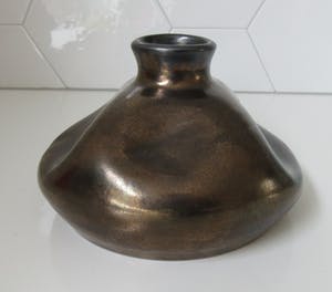 Niet of onleesbaar gesigneerd - Bronzen studio keramische deukvaas kopen? Bied vanaf 1!