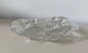 Jolanda Prinsen - Zware glazen schaal met een decor van schelpen en kokkels kopen? Bied vanaf 50!