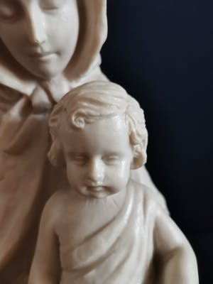 Lorenzo Dal Torrione - Religieus beeld van Moeder met Kind in albast kopen? Bied vanaf 125!