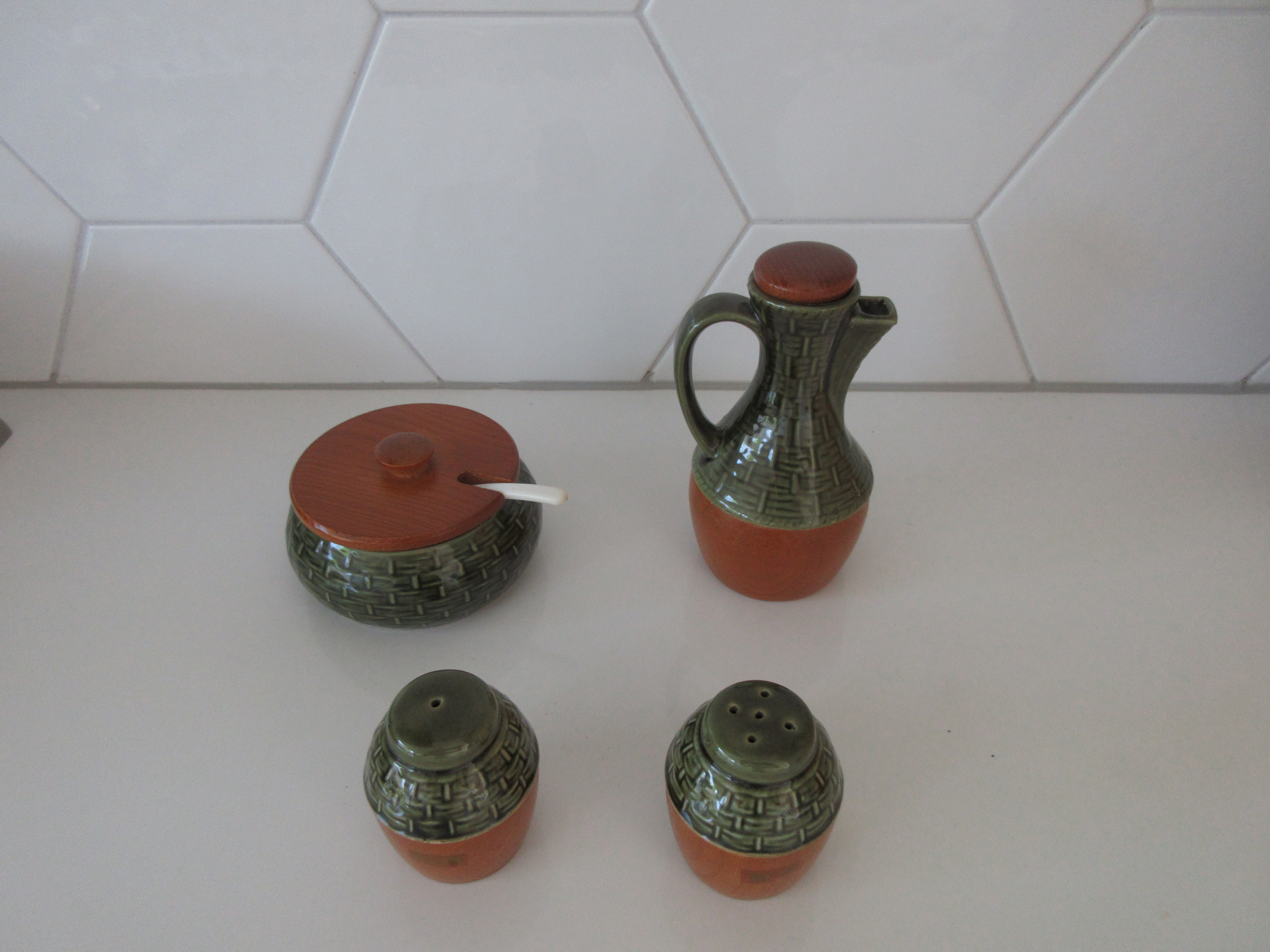 Niet of onleesbaar gesigneerd - Vintage Japans seventies groen aardewerken en houten tafelset kopen? Bied vanaf 1!