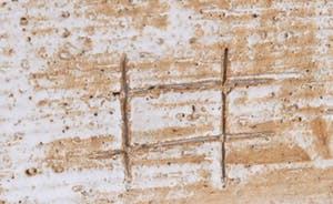 Dirk Hubers - Aardewerk, Schotel op voet en hangtegel kopen? Bied vanaf 80!