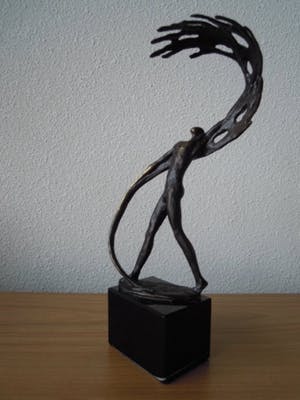 Brons (Onbekend) - Prachtig bronzen beeld - naakte man met veren kopen? Bied vanaf 30!