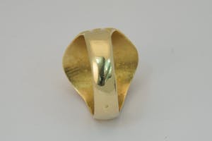 2508 - Geel-gouden ring met grote cabuchon geslepen witte steen - gekeurd kopen? Bied vanaf 560!