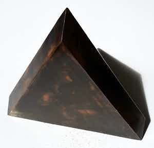 Nato Frascà - Pyramide-achtig object, brons verkocht voor € 300!