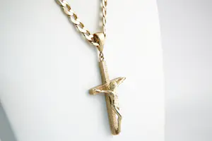 120- Lang & massief 9krt geelgouden gourmette collier met grote 9krt kruishanger kopen? Bied vanaf 720!