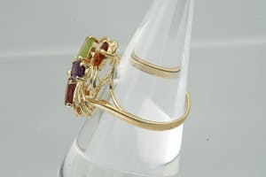 1322 - Sierlijke 14 karaats geel-gouden fantasie ring met diverse kleurstenen kopen? Bied vanaf 120!