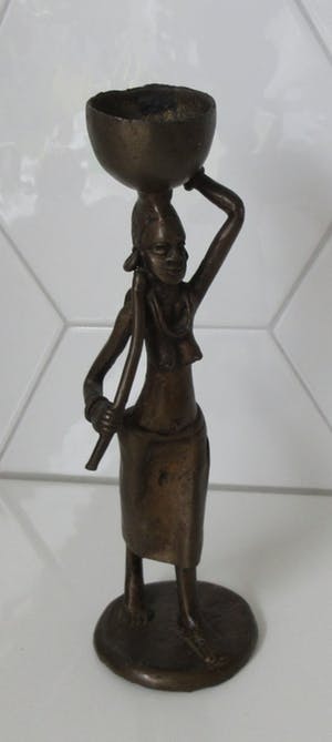 Niet of onleesbaar gesigneerd - Bronzen beeld van een Afrikaanse vrouw kopen? Bied vanaf 10!