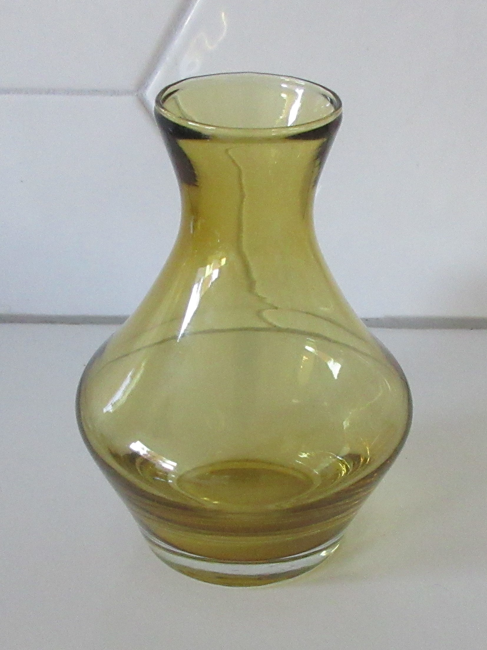 Niet of onleesbaar gesigneerd - Amber dubbelwandig glazen sixties vaasje kopen? Bied vanaf 1!