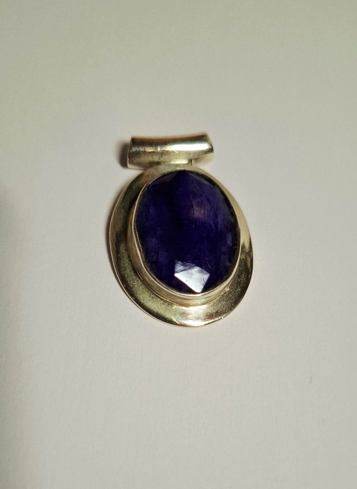 Nieuwe zilveren hanger met een mooie gefacetteerde blauwe saffiersteen. kopen? Bied vanaf 75!