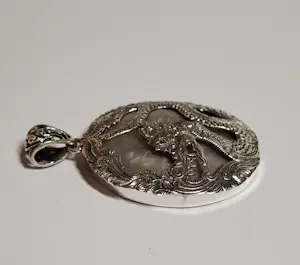 AcheterNieuwe grote zeldzame zilveren hanger met parelmoer, en  zilveren Chinese draak? Enchérissez de 100!