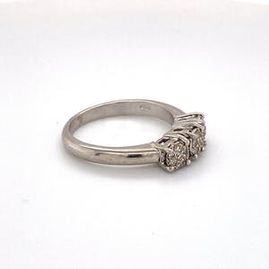 18K Goud - witgouden ring met 3 diamantclusters. maat 55,5(17,5) 5,46gr kopen? Bied vanaf 340!