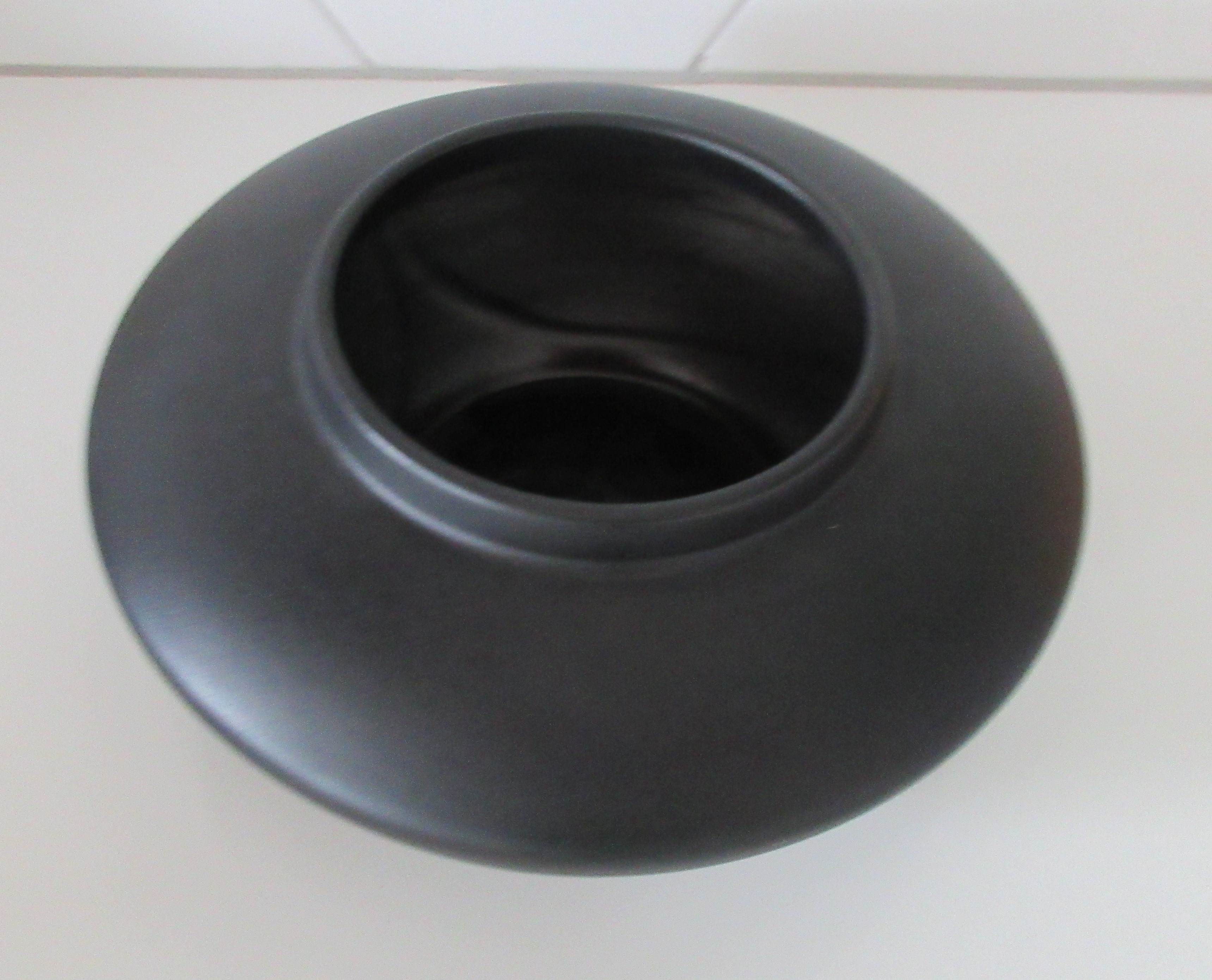 Niet of onleesbaar gesigneerd - Art Deco mat zwarte platelen discus vaas kopen? Bied vanaf 1!