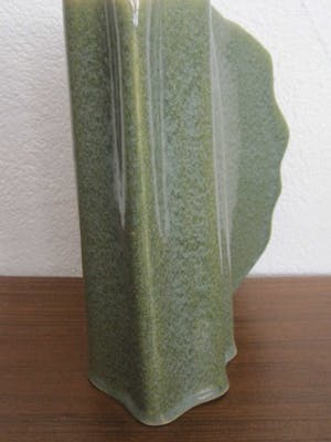 Niet of onleesbaar gesigneerd - Bijzonder vaasje van keramiek. kopen? Bied vanaf 5!