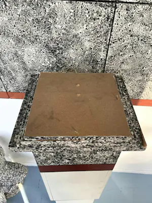 Michel Kourline - Tweedelig kunstobject in gemengde techniek, La femme à la cravate (Groot) kopen? Bied vanaf 450!