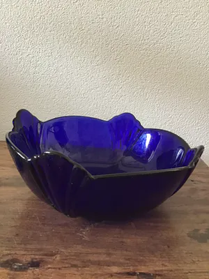 Niet of onleesbaar gesigneerd - Zware blauwe glazen schaal met groot drinkglas kopen? Bied vanaf 1!