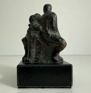 Karin Beek - bronzen sculptuur | 'Familie op een bank' kopen? Bied vanaf 100!