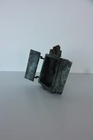 Mieke Oldenburg - Brons, Kastje met beweegbare deuren met vrouwfiguur kopen? Bied vanaf 200!