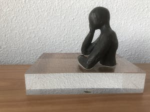 Brons (Onbekend) - Modern bronzen beeldje op plexiglas voet. kopen? Bied vanaf 25!