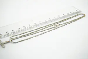 40 - Fijn 18Krt witgouden slangen collier & (0.10ct) diamanten kruis hanger kopen? Bied vanaf 290!