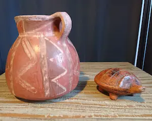 Niet of onleesbaar gesigneerd - ¨Precolumbiaans¨ aardewerk schildpad en potje kopen? Bied vanaf 1!