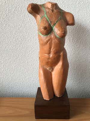 Herman Hofmans - Prachtig torso van vrouw - gesigneerd op houten voet. verkocht voor € 150!
