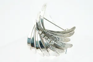 Sierlijke vintage Wit gouden (14kt) diamanten Broche kopen? Bied vanaf 230!