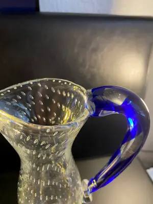 Borek Sipek - Mondgeblazen glazen schenkkannetje met luchtbellen en blauwe handgreep kopen? Bied vanaf 65!
