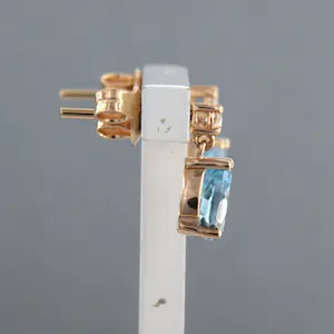 18k rosegouden oorhangers bezet met topaas en briljant geslepen diamant 0.08ct kopen? Bied vanaf 290!