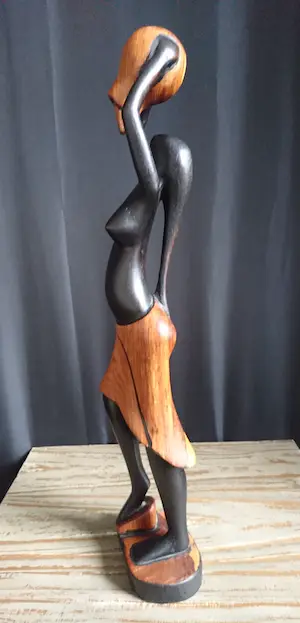 Niet of onleesbaar gesigneerd - Abstract houten beeld - Afrikaanse vrouw met kruik kopen? Bied vanaf 1!