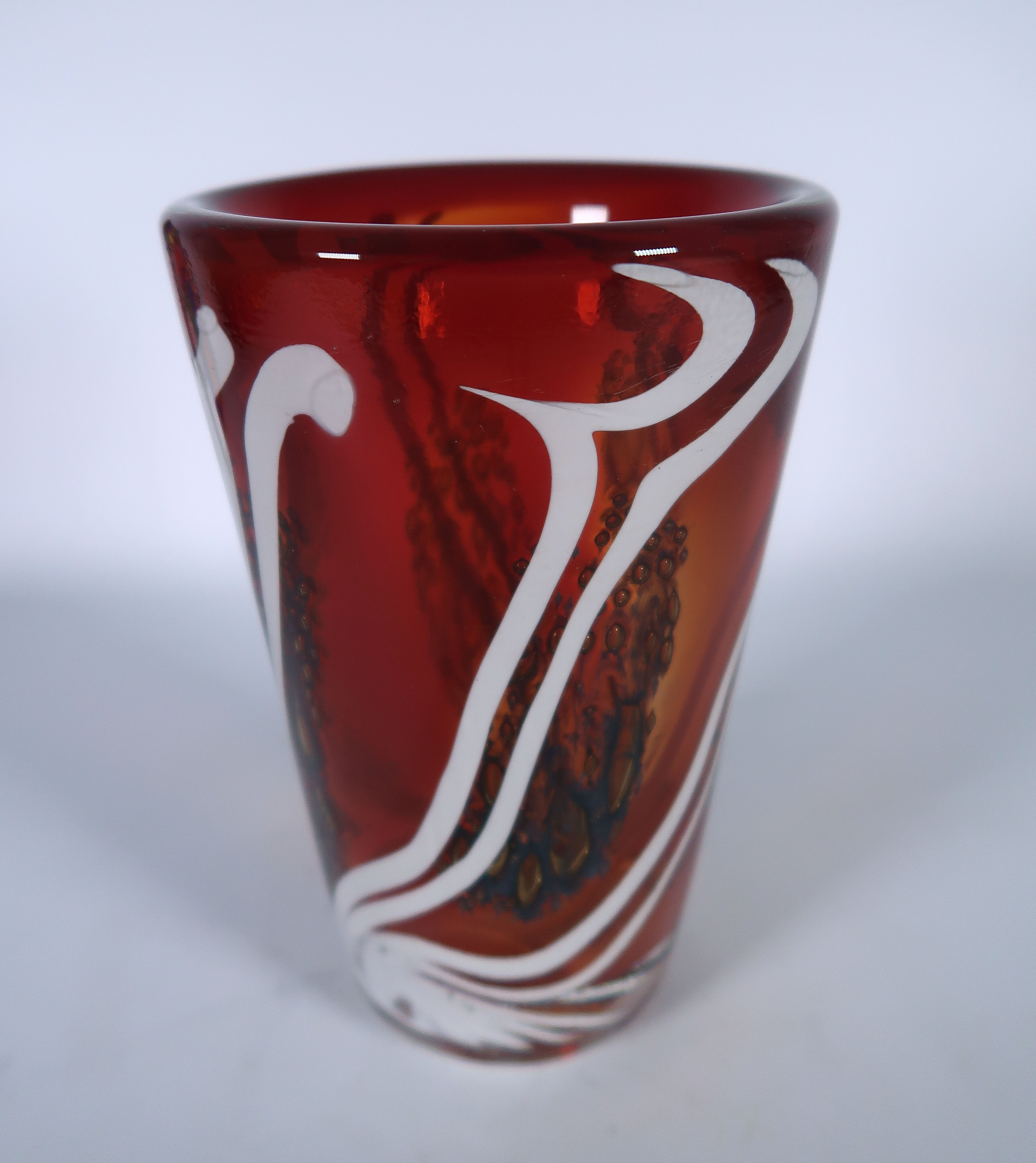 Niet of onleesbaar gesigneerd - Glas, Vaas met witte banen verkocht voor € 1!