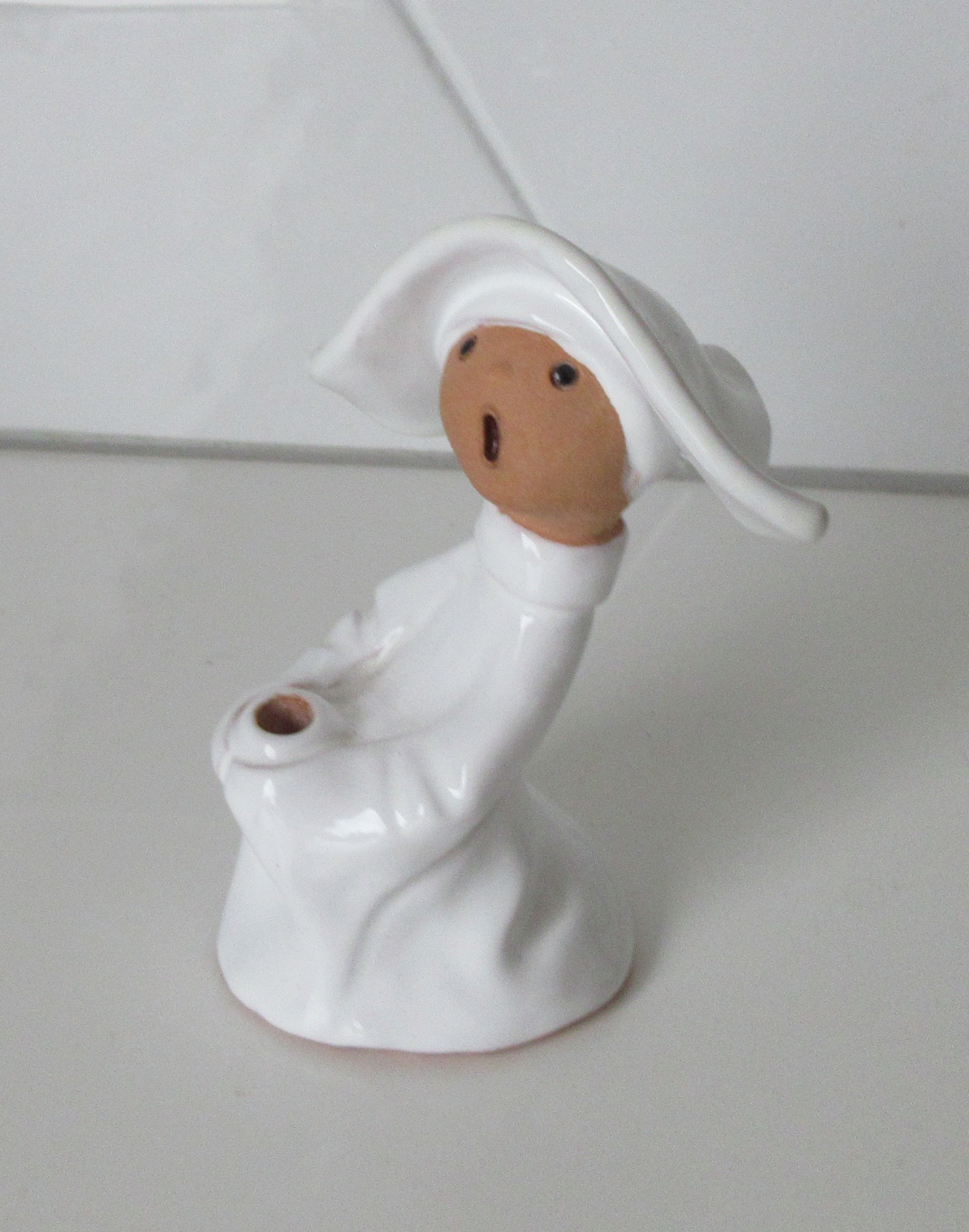 Niet of onleesbaar gesigneerd - Wit geglazuurd aardewerk plastiekje van een nonnetje kopen? Bied vanaf 1!