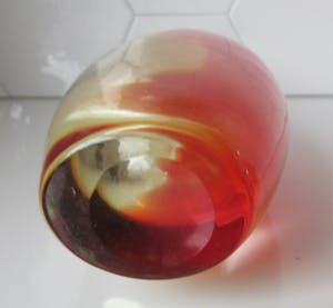 Niet of onleesbaar gesigneerd - Rood gele hand geblazen Flesvaas uit de jaren'50-'60 kopen? Bied vanaf 10!