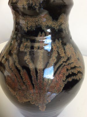 Joop Crompvoets - Zwarte keramiek vaas, floraal decor kopen? Bied vanaf 45!